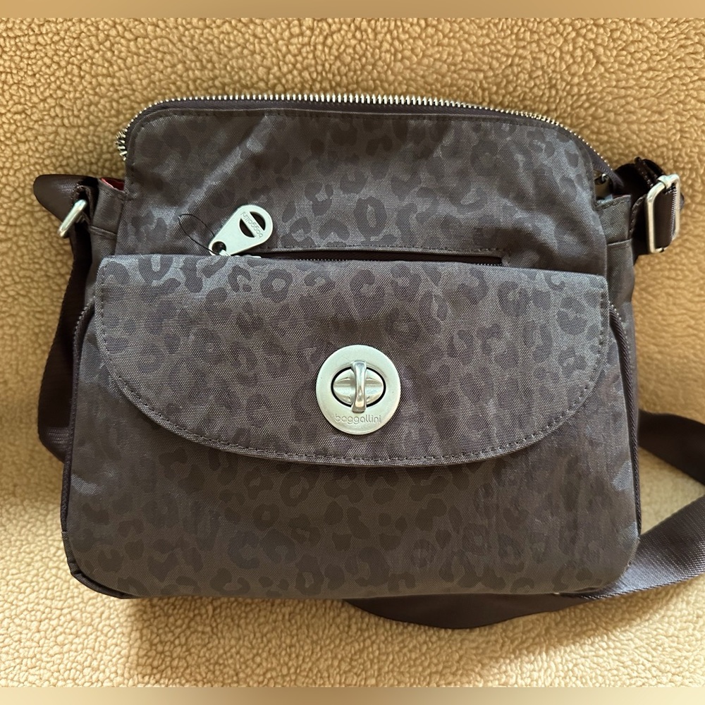 NWT Baggallini Provence Crossbody Bagg. Brown Cheetah Print Shoulder Bag purse.